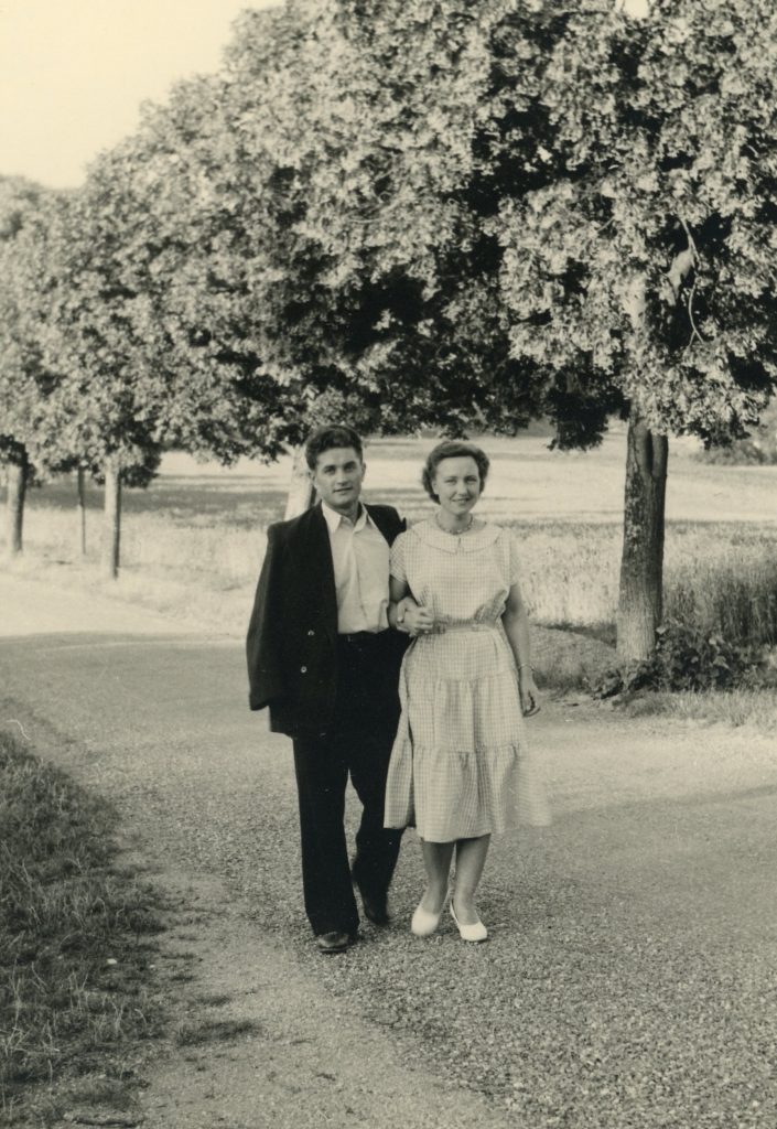 Nijole-ir-Juozas-Luksai-ju-povestuvines-savaites-metu-705x1024