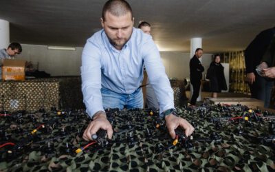 „Telia“ darbuotojai Lietuvos šaulių sąjungai perdavė 100 dronų